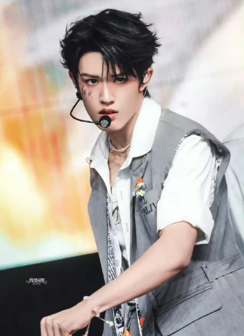 张极用一首英文情歌展现了什么叫“大主唱的统治力”！转音行云流水，强混饱满有力量，