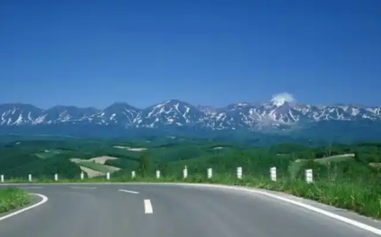 普通人的疑问：一条好端端的马路为何要反复维修，而日本却常年如新，根本不是我们的建筑技术差…