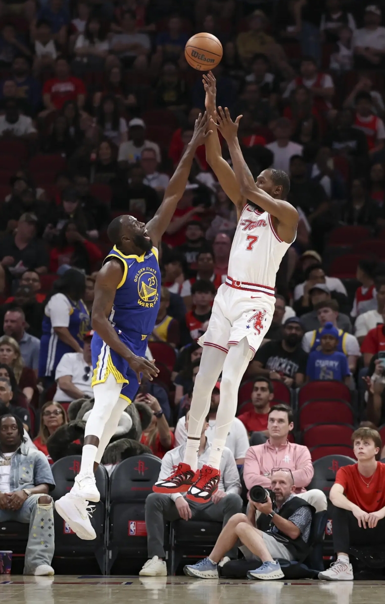 在拿捏阿杜这一块，格林是goat！杜兰特连续命中36个罚球之后，居然罚丢了扳平比