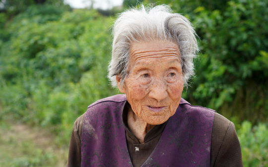 为了考验三个女婿，我装重病，一个女婿给钱，一个女婿给情绪价值，但我只喜欢那个什么都没给的女婿…