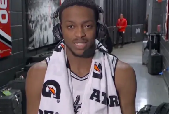 NBA季后赛西部首轮G4马刺（3）114-93（1）战胜开拓者。
赛后福克斯谈季