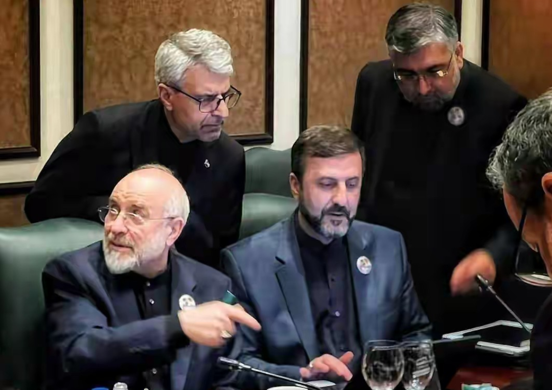 早就做了最坏的打算！伊朗代表与美国谈判时带着一件物品！

目前美国和伊朗之间在巴