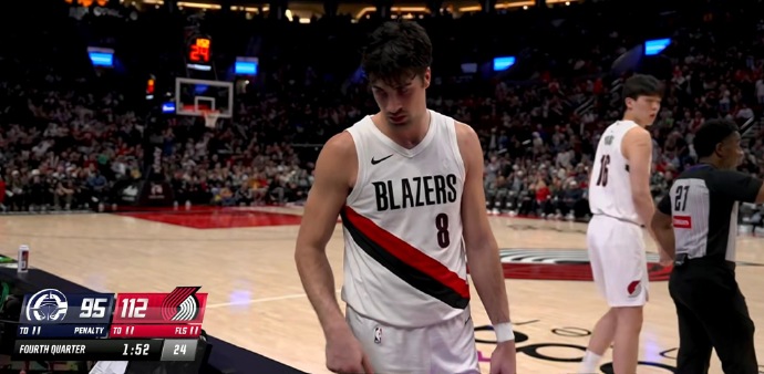 阿夫迪亚一记三分一发入魂，也奠定了胜局，开拓者赢下了和快船的关键卡位。

西部第