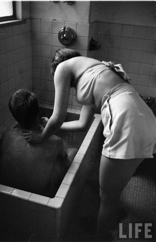 1951年，日本东京的一家浴室，一位日本女孩正在为美军服务。 