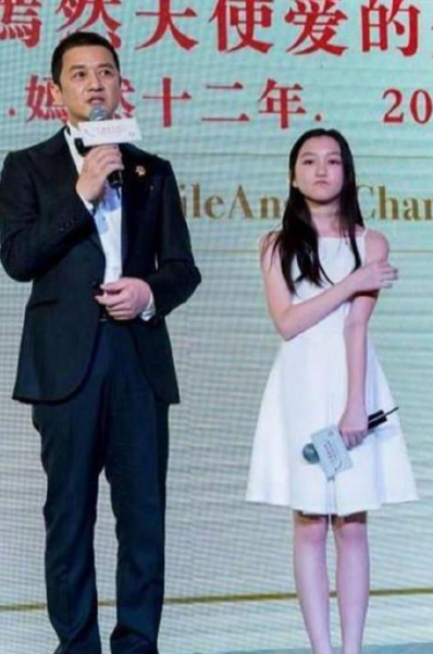 王菲女儿都自信，感觉王菲教育孩子挺开明的，那就是让花成花树成树，所以她的女儿也像