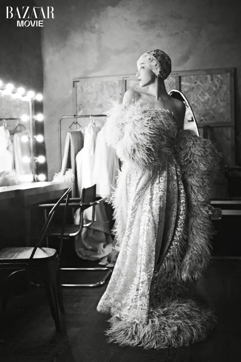 倪妮化身白天鹅优雅矜贵 香肩半露气质慵懒迷人