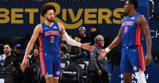 教练布置进攻端没章法，防守还是次要问题，你不能要求一个没防守的，突然有防守，进攻