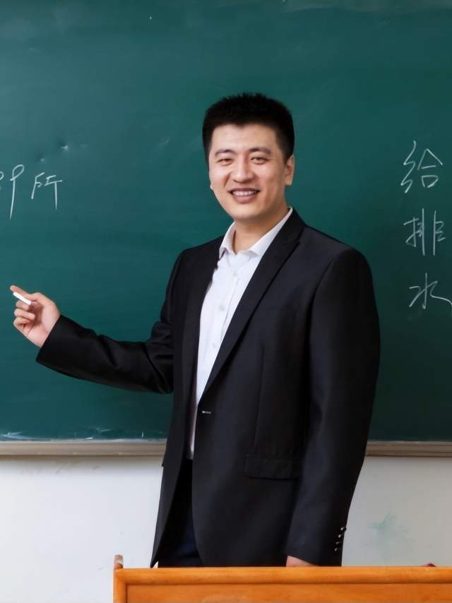 张雪峰离世10天后，白发人送黑发人的张妈妈状态曝光，太让人心