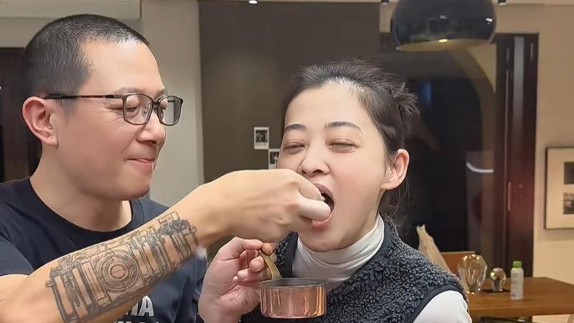 50岁女星别墅宴客！豪宅带菜地，摄影老公下厨，闺蜜刘琳到场起哄