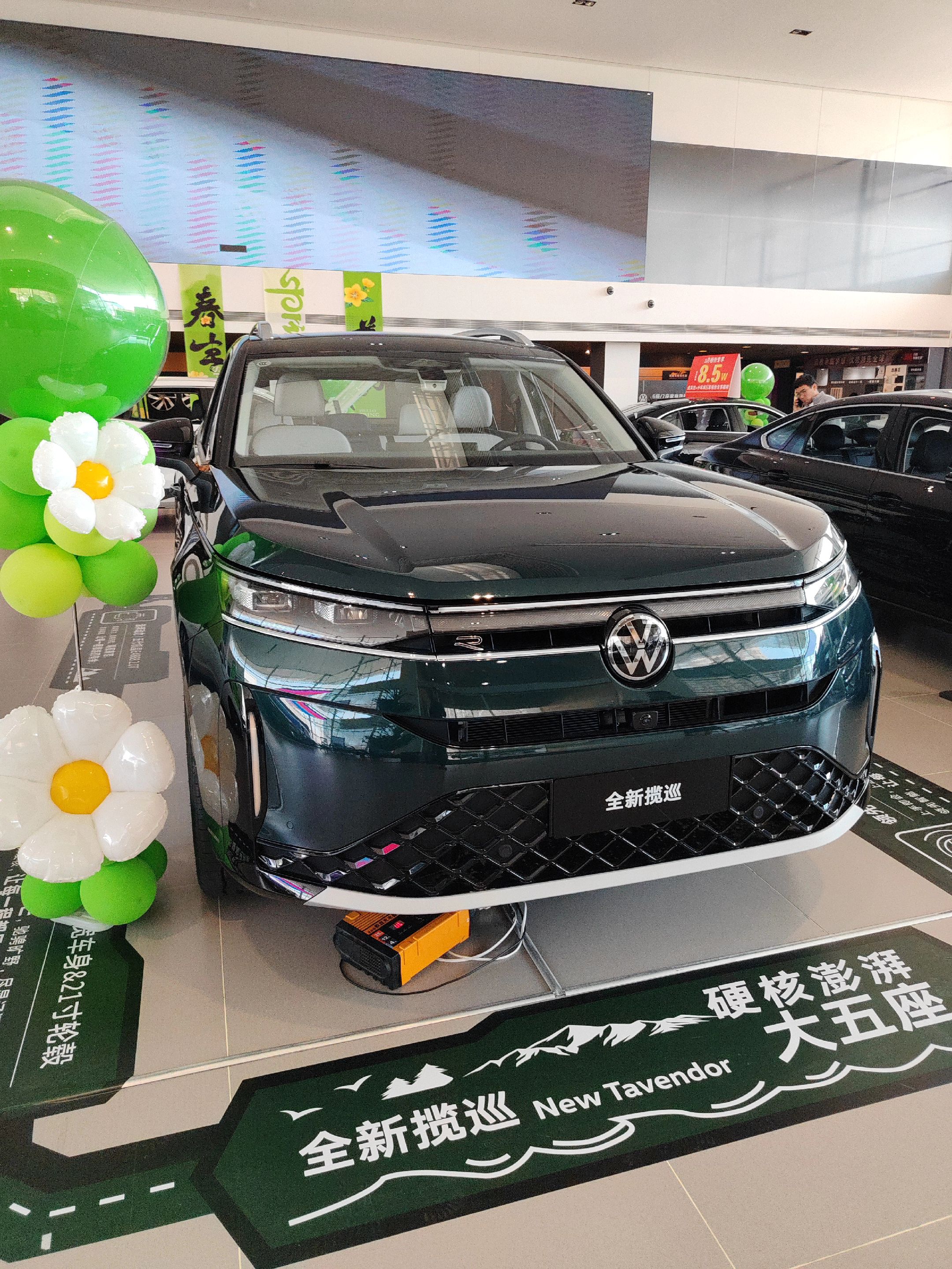 推开全新揽巡车门，首先被5007mm车长+2980mm轴距的越级空间打动 。短前