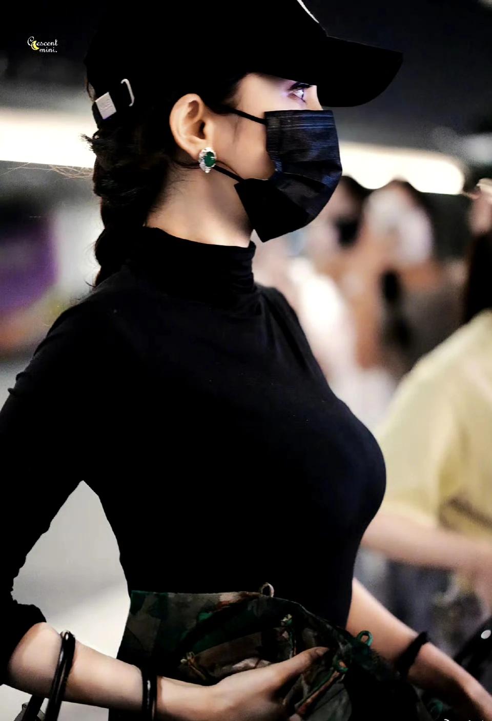 杨幂的3d身材真亮眼！ 她是如何做到又胖又瘦的， 这身材真的绝了， 谁能不爱啊！