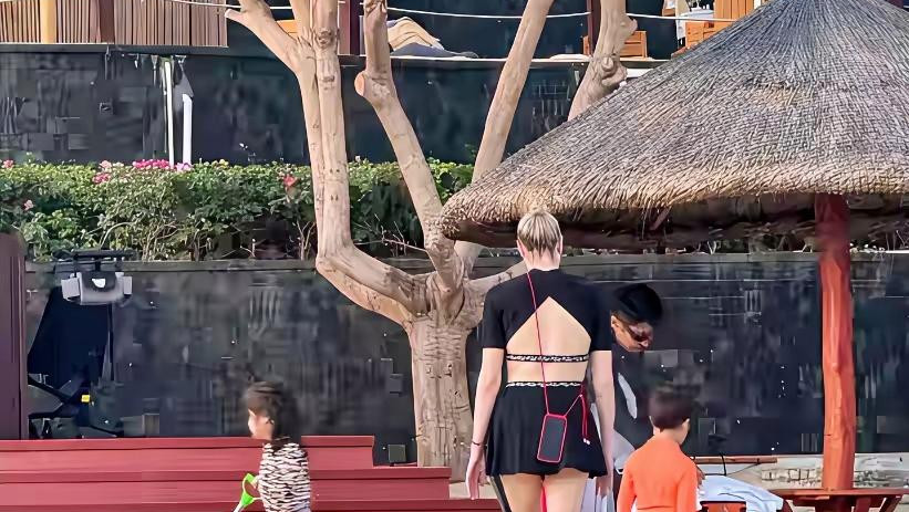 撒贝宁一家四口在三亚度假