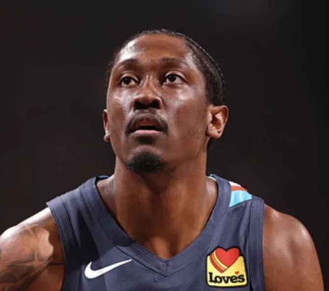 明日NBA季后赛，雷霆将对阵湖人。
今日，雷霆官方公布伤病名单：杰伦-威廉姆斯（