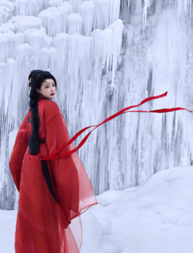 被孙怡的红衣美晕了！和雪景太搭了