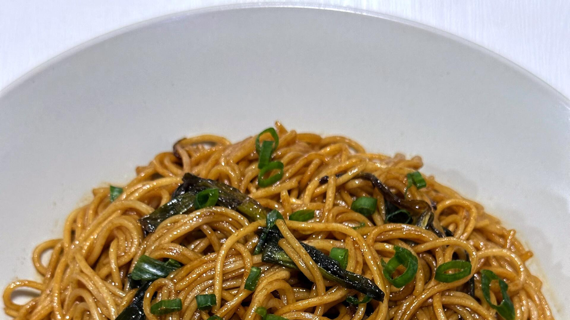 5分钟搞定葱油拌面，葱香四溢～超好吃