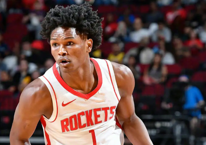 火箭继续用阿门去防肯纳德，火箭就走远了。
阿门这个球员单防能力，撕咬能力极强，但