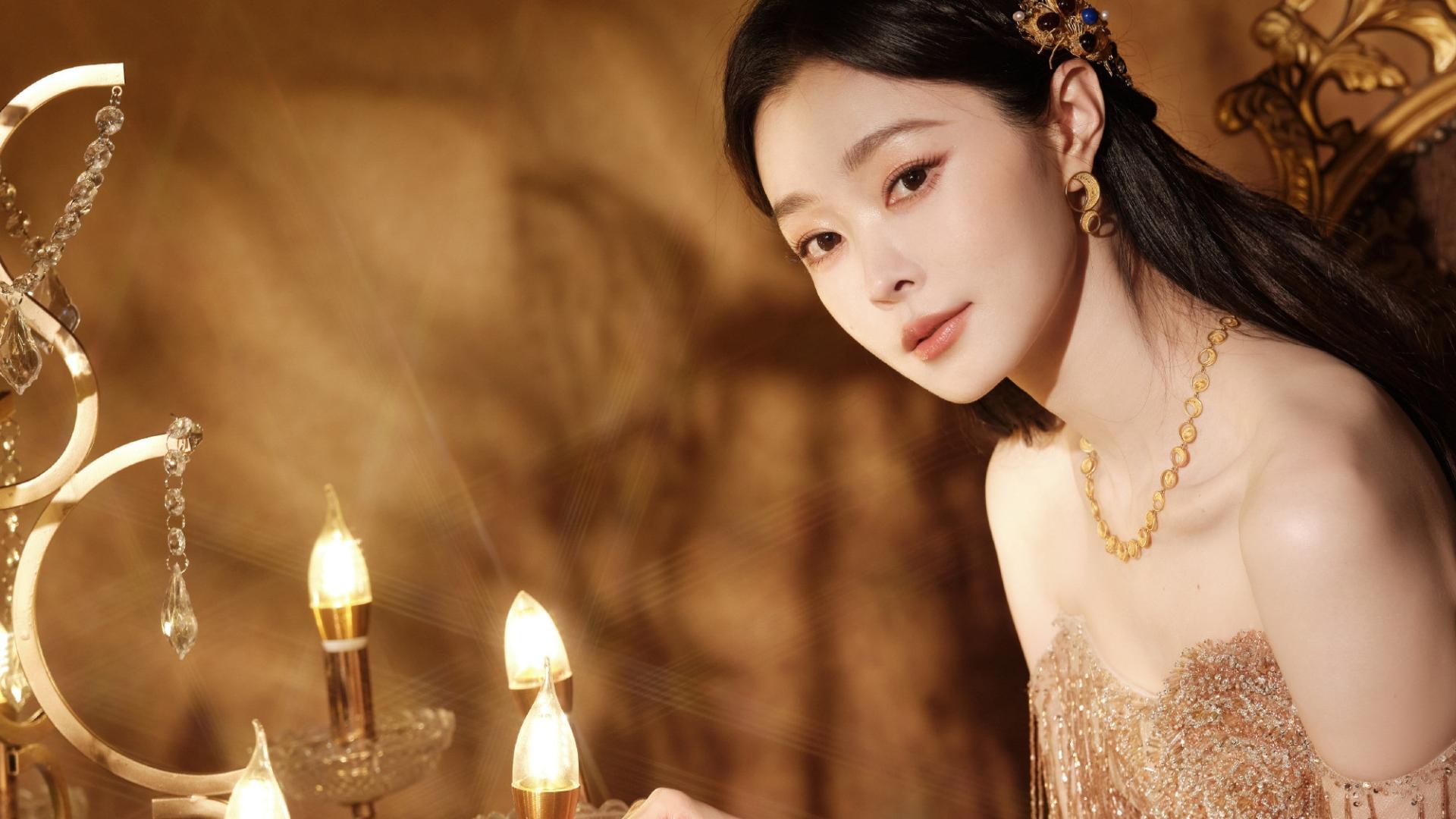 宋轶像鎏金淌过岁月，流苏轻晃间光影流转，优雅与璀璨都揉进裙裾里