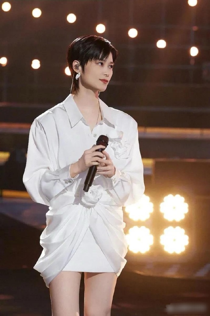 钱再多又怎样？41岁没结婚没男友没孩子的单身大龄女性李宇春，身价过亿得了强制性脊