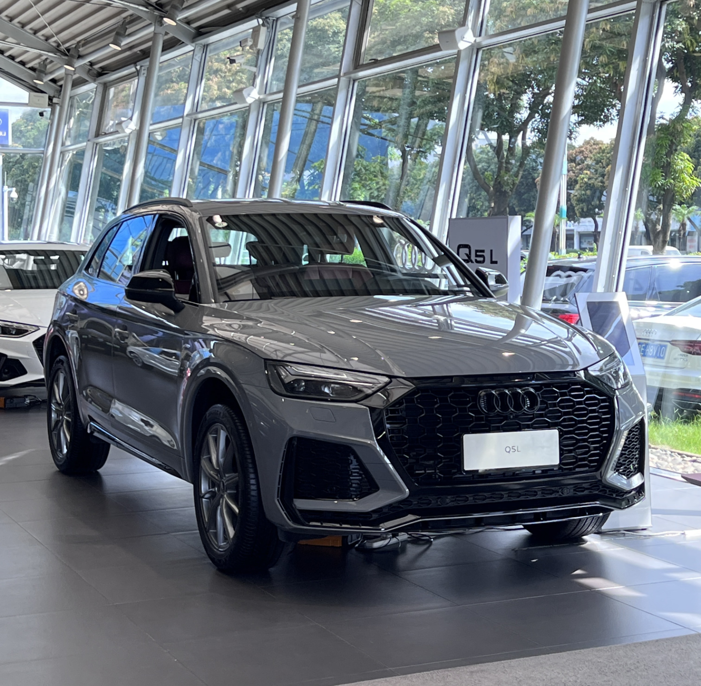 这辆Q5L最狠的改动在哪？直接把轴距拉长到2米9，后排能跷二郎腿了。国产加长后，