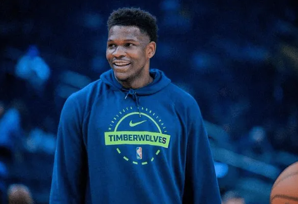 NBA季后赛森林狼主场对阵马刺的比赛已经结束。爱德华兹接受采访谈到本场胜利：
“