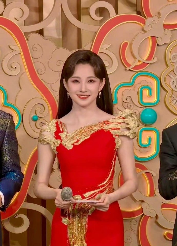 生肖的巧合里藏着成长的密码。十二年前在合唱队伍里找镜头的大二学生，十二年后在聚光