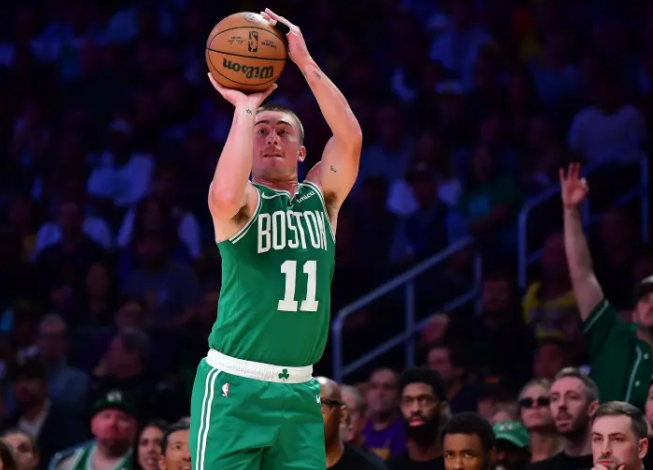 记者Jay King在《Celtics Daily》节目中谈到了缺少杰伦-布朗后
