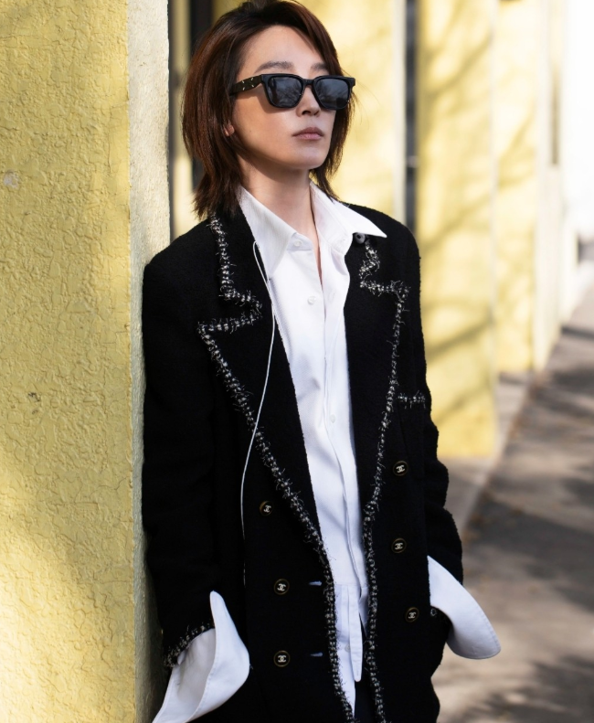 吴京老婆谢楠更新动态
照片中的谢楠倚墙而立，利落短发衬出清瘦轮廓，黑框墨镜掩去眼