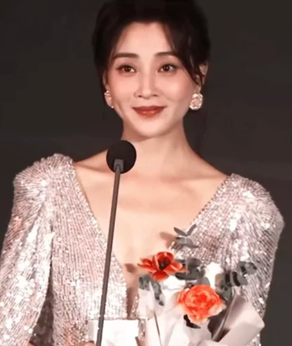 殷桃从不是第一眼惊艳的浓颜却是越看越有韵味的耐看型大气美人
 
46岁完全没有被