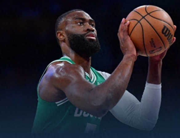 也别说人布朗冲动了

这场比赛裁判水平低两边不讨好，布朗被驱逐这事起源于裁判误判