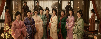 光影与站位的完美结合！主次人物通过明暗对比自然突出，田曦薇和闫桉的站位角度让两人