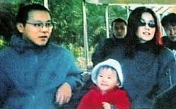 爸爸是窦唯，妈妈是王菲，爸妈都是内心纯粹的人。即使爸爸再婚生女了，也一点也影响不