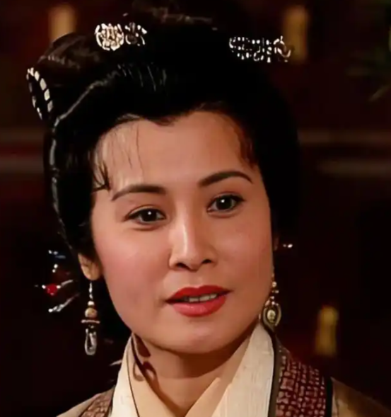 香港资深TVB女演员李丽丽一辈子未婚无儿无女，从来没做过娘的她，却在银幕上出演过