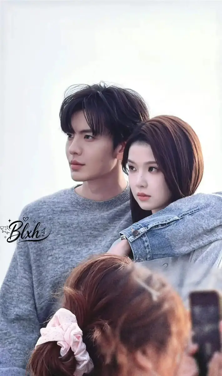 毕雯珺张淼怡穿情侣装同框造型默契 二人互动亲昵青春感拉满