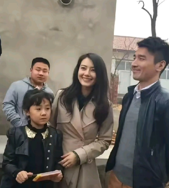 这才是最美女神
高圆圆这状态太绝了！淡妆配风衣，在村口灰墙前都能穿出大片感，果然