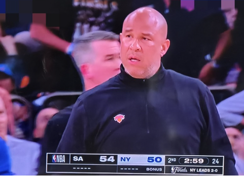 尼克斯的助理教练老布伦森简直恨死卡斯了！
在NBA总决赛尼克斯vs马刺的G3中，
