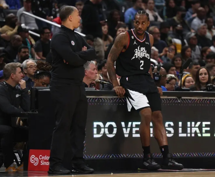 泰伦卢还是太固执了。
末节还剩10分钟，快船领先勇士13分的时候，以为勇士要准备