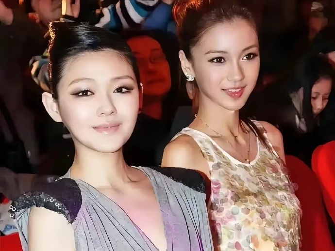 大s和Angelababy这张合照完美看出淡颜和浓颜的区别，唯一相同的是两个人都