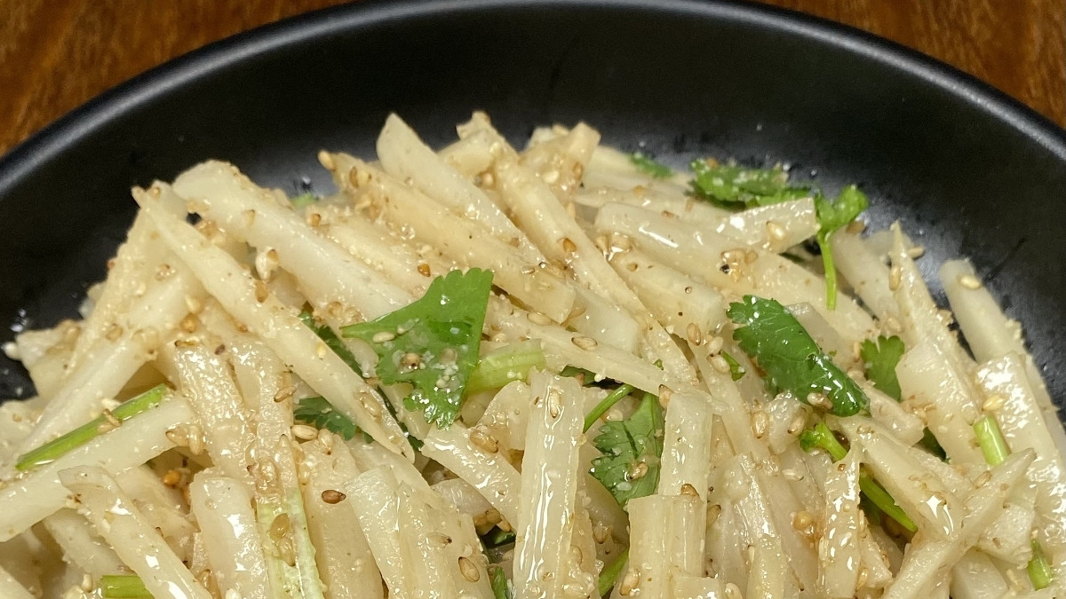 脆爽解腻！五分钟搞定芝麻香菜拌藕丝