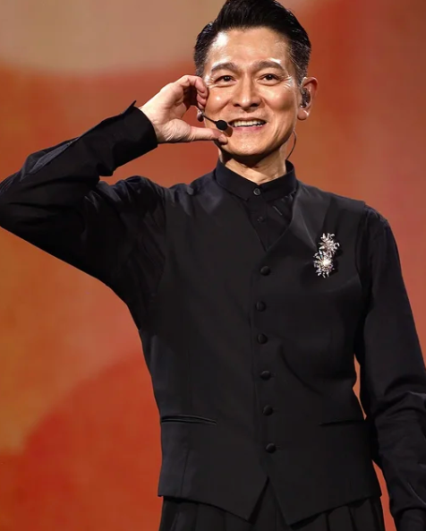 香港明星刘德华回到家乡江门新会乡下
亲自参与祭祖活动，现场人山人海，他还出钱建起