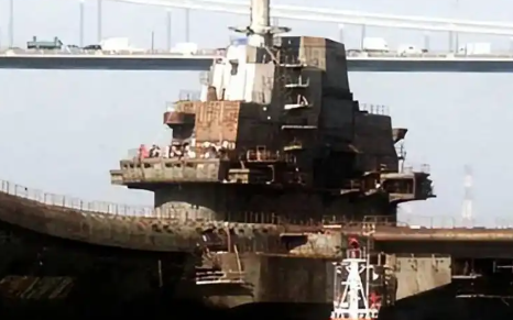 土耳其曾在我国购买的航母回国时，敲诈过路费10亿，还逼迫我们交出机密的军事技术，现在他们的经济快崩溃