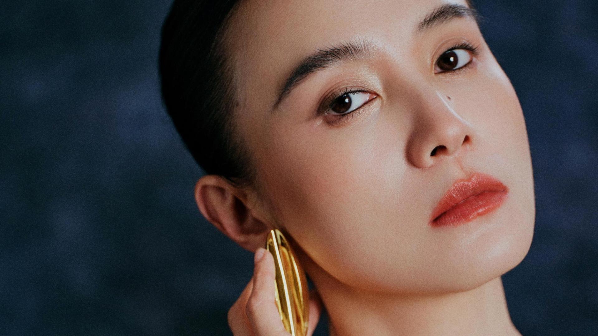 宋佳是夜剪下的黑裙，一字肩勾勒出的优雅，是缎面与哑光相映成的诗