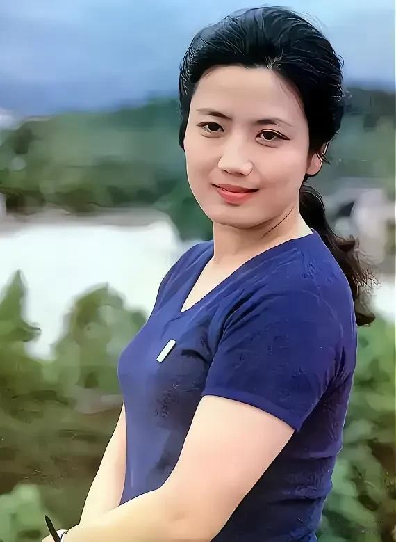 照片里这个女明星，可能很多人都不记得她是谁了吧，她当年可是很红的，是与刘晓庆齐名