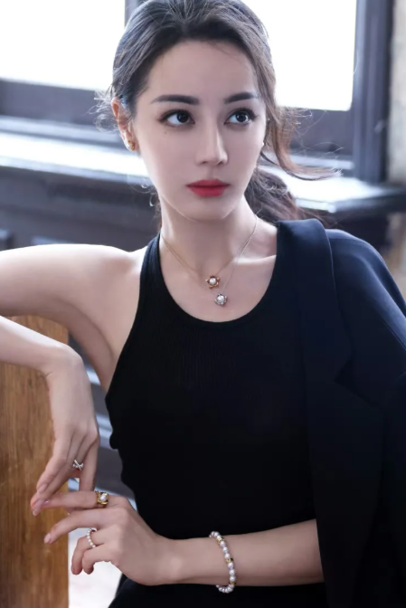 有皱纹的地方只表示，微笑曾在那儿呆过