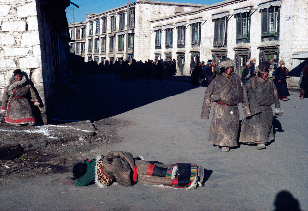 1981年，藏族信众在拉萨大昭寺外祈愿磕长头。