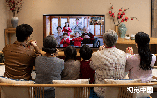 大年三十，打工三年的老公想要坐飞机回家过年，却被女儿取消机票后，我直接送她一直断亲书