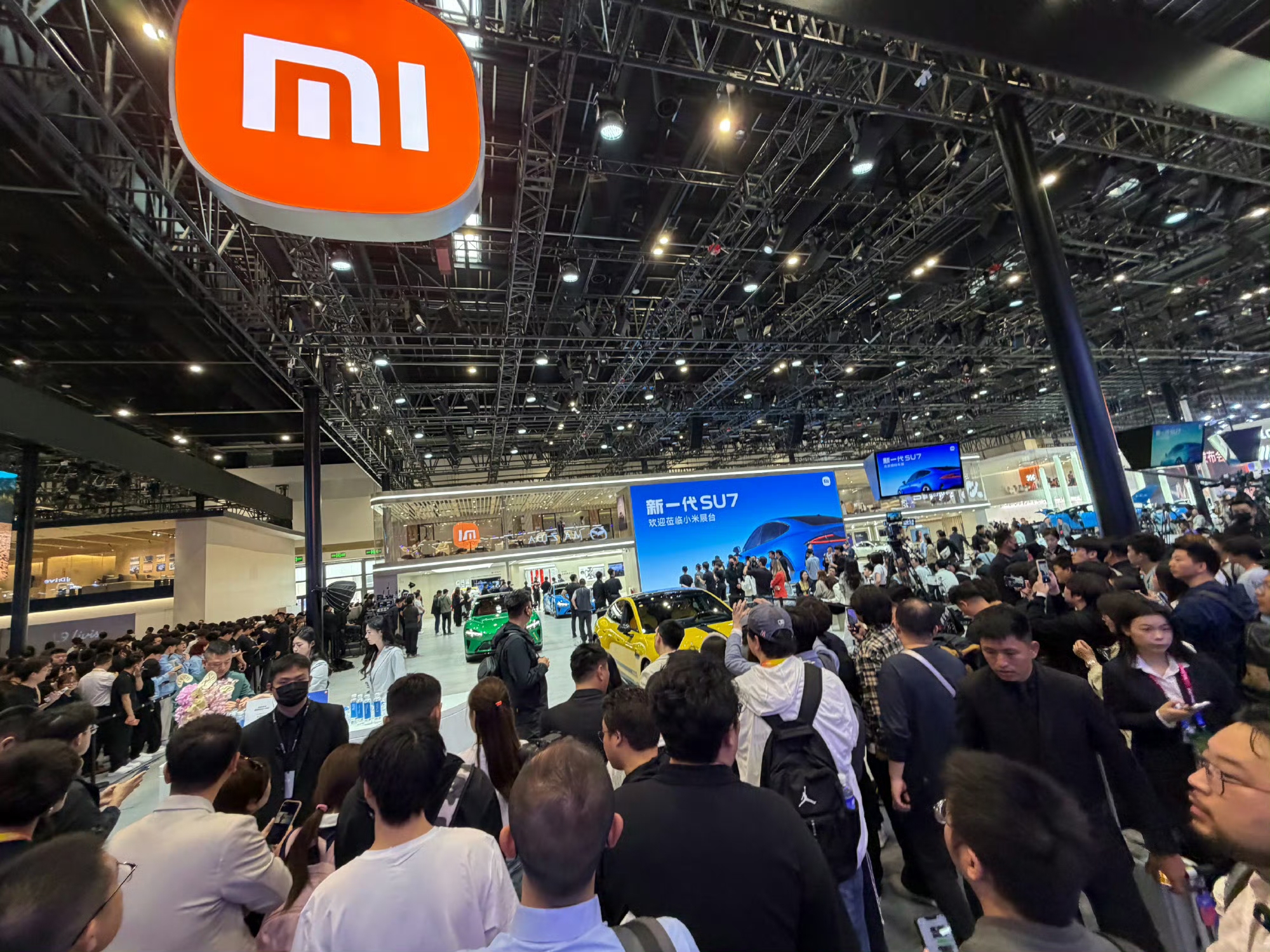 北京车展真实反差：小米展台被吐槽人太多挤不下，鸿蒙展区反倒“清净出圈”！