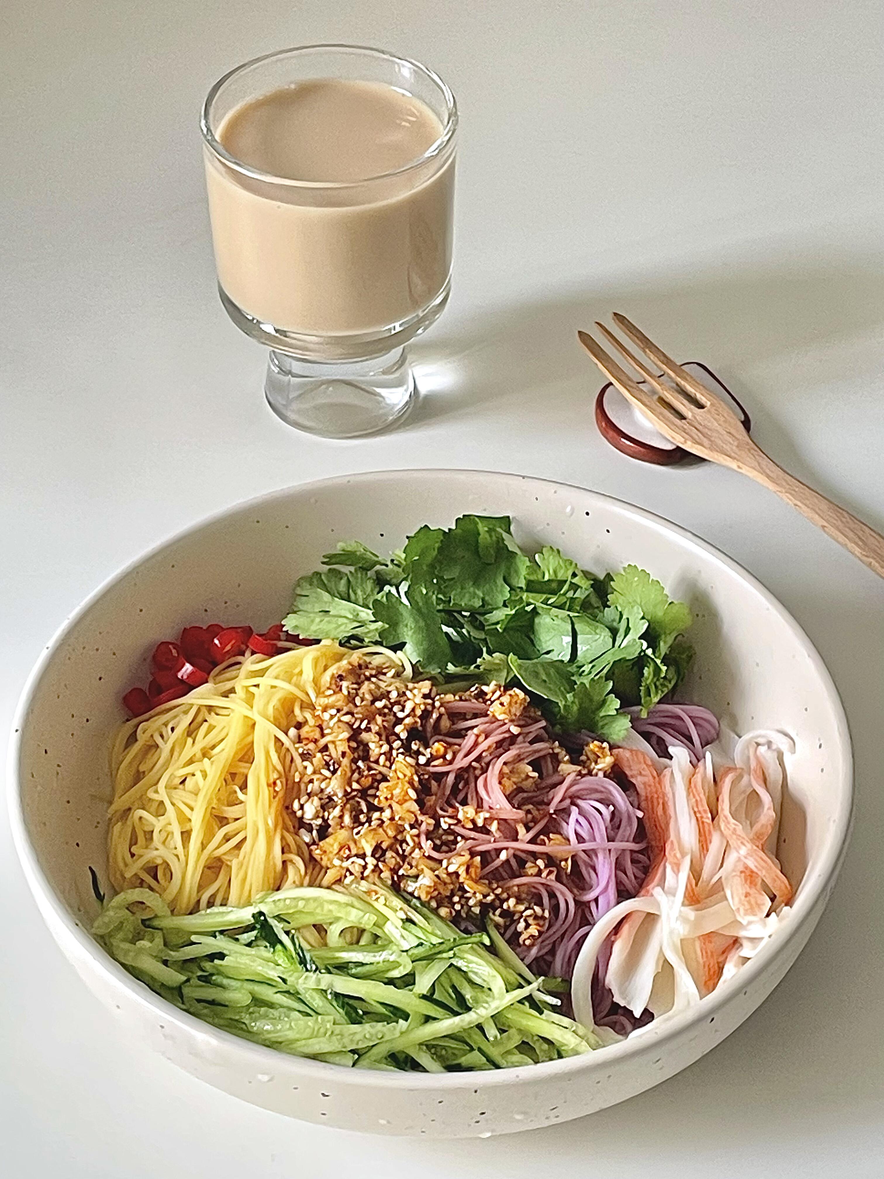 低卡党狂喜！黄瓜蟹柳拌杂粮面，清爽解腻还不胖
天气一热就没胃口？不想吃油腻大餐，