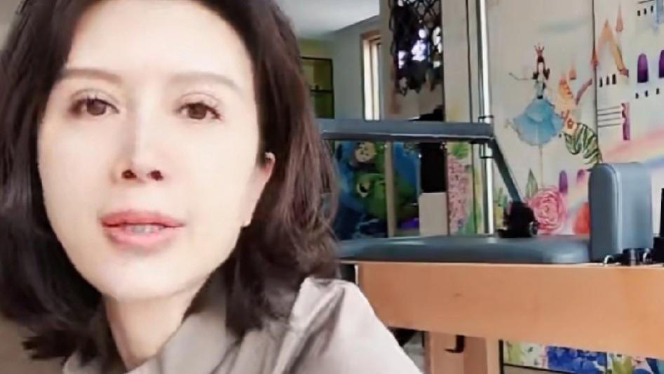 “孔雀公主”金巧巧被问“破产”后笑了，一句话暴露真实处境