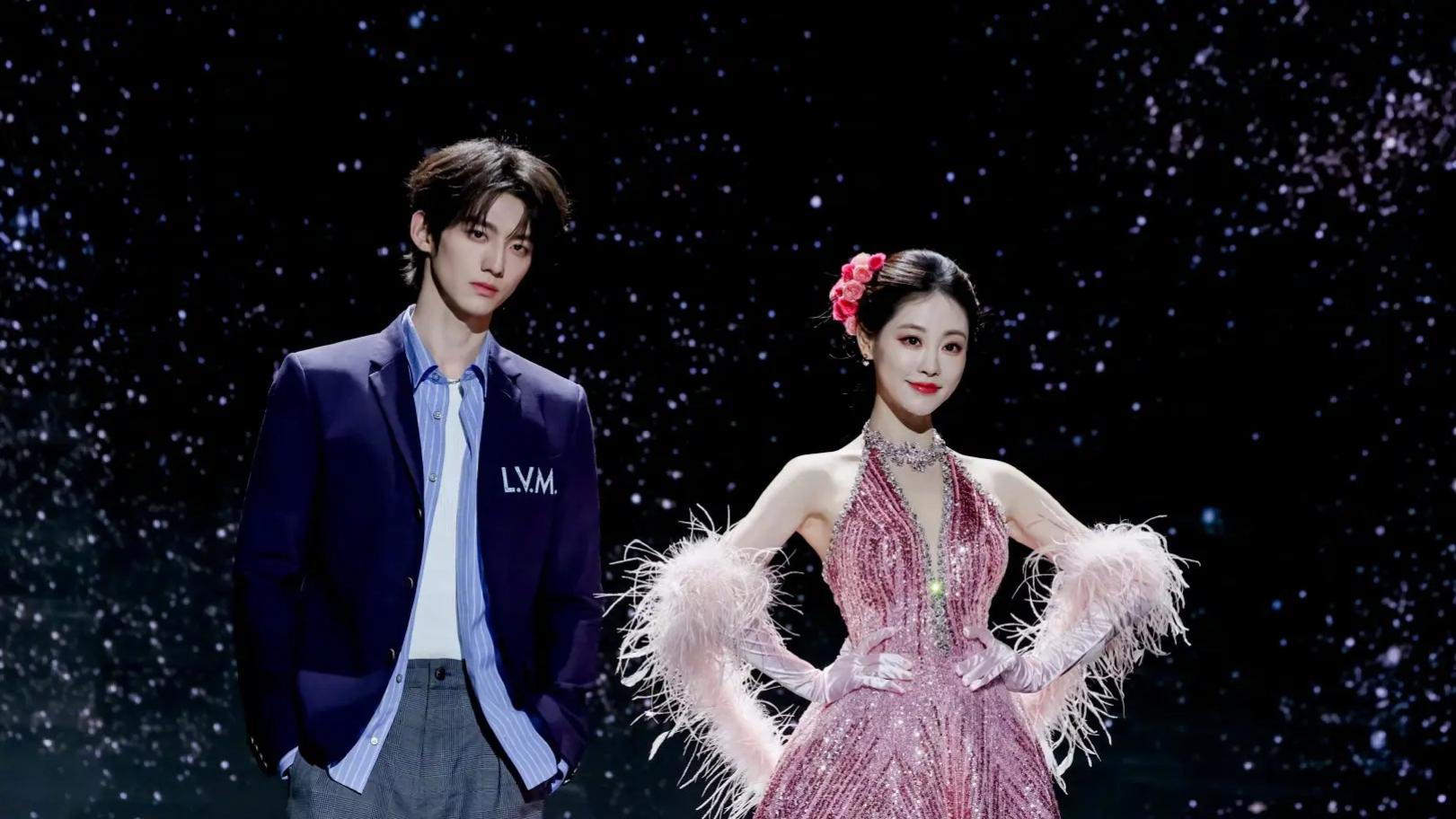 赖伟明祝绪丹微博之夜红毯同框，演绎冬日浪漫“星空气侣”