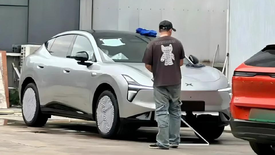 小鹏MONA系列首款SUV曝光，外观造型时尚运动，预计售价15万元内